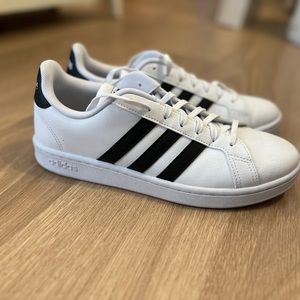 Women’s Adidas sneakers size 10. Never worn